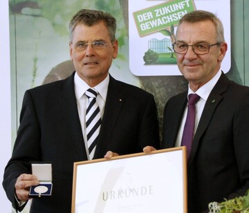 Jrgen Mertz (rechts), Prsident des Zentralverbandes Gartenbau (ZVG) verlieh Egon Galinnis die Ernst-Schrder-Mnze des ZVG beim Deutschen Gartenbautag am 25. September in Berlin fr seine Verdienste um den deutschen Gartenbau. Galinnis hat mageblich dazu beigetragen, dass sich die IPM als weltweit fhrender Marktplatz fr den Gartenbau etabliert hat.
