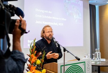MDR-Fernsehmoderator Jens Haentzschel bedankt sich fr die Ernst-Schrder-Mnze in Silber.