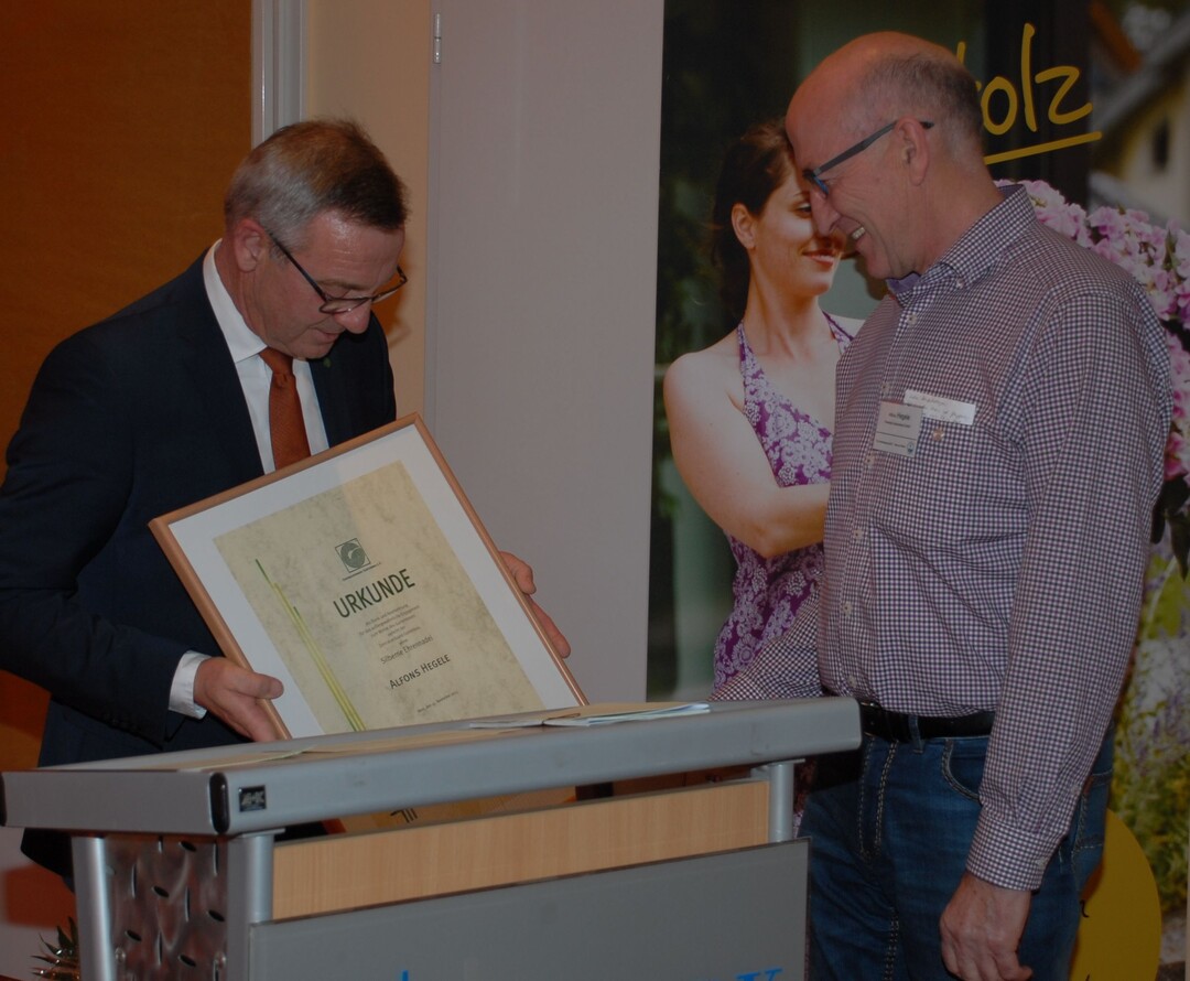 Alfons Hegele (rechts), Vorsitzender der BVZ/BVE-Werbeausschusses, wurde durch Jürgen Mertz, Präsident des Zentralverbandes Gartenbau e.V. (ZVG), mit der Ehrennadel in Silber des ZVG ausgezeichnet.