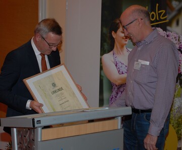 Alfons Hegele (rechts), Vorsitzender der BVZ/BVE-Werbeausschusses, wurde durch Jrgen Mertz, Prsident des Zentralverbandes Gartenbau e.V. (ZVG), mit der Ehrennadel in Silber des ZVG ausgezeichnet. 