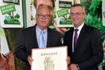 ZVG-Präsident Jürgen Mertz (rechts) überreichte Ludwig Kientzler die Georg-Arends- Medaille im Rahmen des Deutschen Gartenbautages am 25. September in Berlin für seine großartigen züchterischen Leistungen.