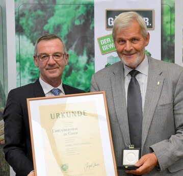 ZVG-Prsident Jrgen Mertz (links) zeichnete Lder Nobbmann fr sein herausragendes Engagement um den deutschen Gartenbau mit der Ehrenmedaille des Zentralverbandes Gartenbau in Gold aus.