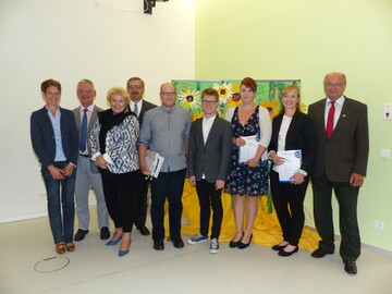 (v. l.) Birgit Meier, Vorsitzende im Meisterverband Knoblauchsland, Josef Hofbauer, Leiter der Abteilung Gartenbau am AELF Frth, MdL Petra Guttenberger, Schulleiter Wilfried Rost und Horst Krehn, Behrdenleiter des AELF Frth (1. v. r.) beglckwnschten (v. l.) Thomas Gthlein, Moritz Ruppe, Laura Reichert und Elisabeth Schweiger zu ihrem erfolgreichen Berufsabschluss