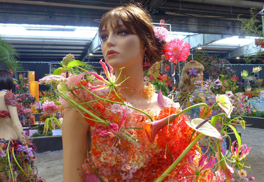 Echtes Miami-Vice-Girl in Blumenpose, gestaltet von Floristinnen aus dem Bildungszentrum Floristik