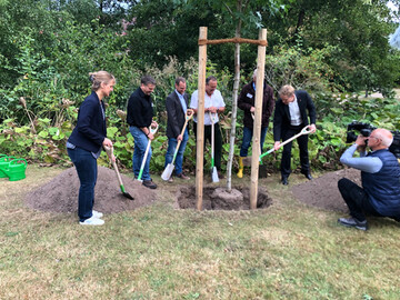Einheitsbuddel2022 Start SH mit MP Gnther2.jpg: Pflanzten eine, Amberbaum (Liquidambar) als Klimawandelbaum v.r. Ministerprsident Daniel Gnther, Eugen Witte (1. Vorsitzender Einheitsbuddeln e.V.), Dr. Frank Schoppa (2. Vorsitzender Einheitsbuddeln e.V.), Oliver Rumpf (Prsidiumsmittglied Fachverband Garten-, Landschafts- und Sportplatzbau S-H e.V.), Thorsten Krohn (Vorstand Landesverband SH Bund dt. Baumschulen e.V.) sowie Petra Holtappel (Stadt Kiel).