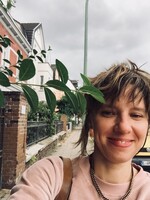 Die Illustrationen der Essener Grafikerin Ela Kostadimas schmücken den zentralen Marketplace am Stand 1E11.