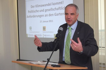 Rainer Deppe, Sprecher des Umweltausschusses im Landtag Nordrhein-Westfalen, stellte
auf der Fachtagung Energieeffizienz Vorgaben und Frderanreize der Bundesregierung dar,
mit denen auch Gartenbaubetriebe zu einem effizienten Energieeinsatz angeregt werden
sollen.