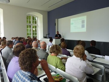 Zahlreiche Interessierte aus der gartenbaulichen Praxis und Beratung nutzten das
Informationsangebot der Fachtagung Energieeffizienz. 