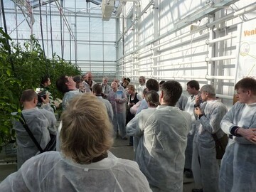 Besichtigung der Wageningen UR Glastuinbouw: Dr. Silke Hemming erlutert die Funktionsweise
des VenLowEnergyKas. 