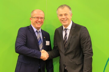 Norbert Engler, Verbandsprsident des BGI, begrte den Minister fr Klimaschutz, Umwelt, Landwirtschaft, Natur- und Verbraucherschutz des Landes Nordrhein-Westfalen Johannes Remmel