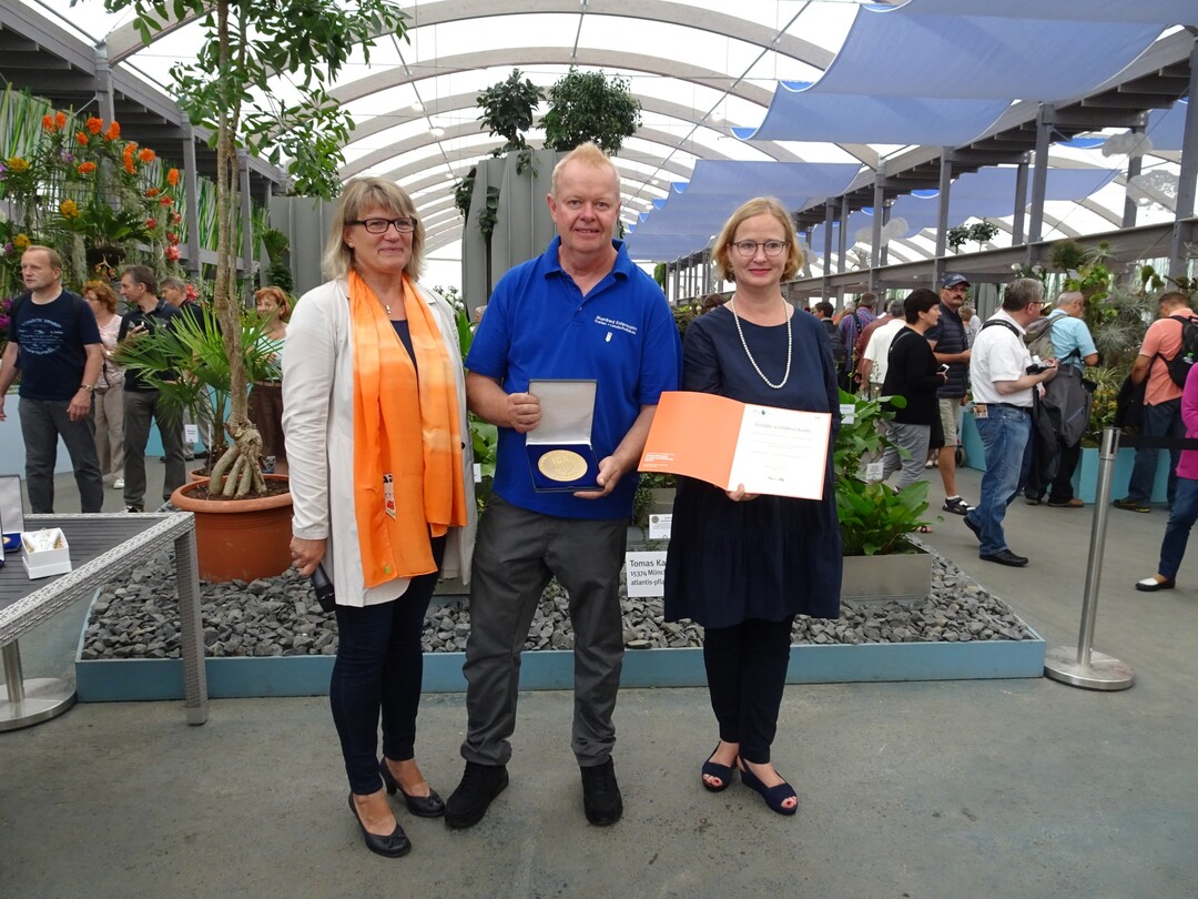 Manfred Entemann ist stolz auf die hohe Auszeichnung und die Glckwnsche der IGA-Geschftsfhrerin Katharina Lohmann (r.) und der grtnerischen Beauftragten Renate Behrmann (l.).