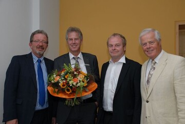 Klaus Gro (zweiter von links) nahm die Glckwnsche zur Wahl als neuer
Komiteevorsitzender von Entente Florale Deutschland entgegen (von links) von Franz-J. Jger,
Dirk Dunkelberg und Dr. Hans-Hermann Bentrup. 