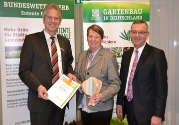 Dr. Barbara Hendricks, Bundesministerin fr Umwelt, Naturschutz, Bau und Reaktorsicherheit, berreicht die Auszeichnung fr Entente Florale als vorbildliches Projekt der UNDekade Biologische Vielfalt. Klaus Gro, Vorsitzender des Komitees Entente Florale (li) und Jrgen Mertz, Prsident des Zentralverbandes Gartenbau (re)