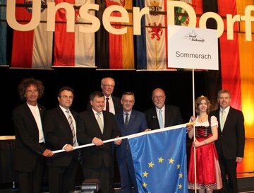 Jrgen Mertz (5.v.l.), Prsident des Zentralverbandes Gartenbau (ZVG), bergibt die Europa- Fahne gemeinsam mit Dr. Hans-Peter Friedrich (2.v.l.), Bundesminister fr Ernhrung und Landwirtschaft, und Dr. Rdiger Kirsten (1.v.l.), Jurymitglied von Entente Florale Europa, an den Brgermeister des Dorfes Sommerach, Elmar Henke (3.v.l.).