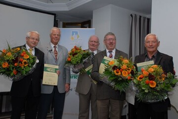 Dr. Hans-Hermann Bentrup (2. von links) ernannte die vier neuen Grn-Botschafter fr Entente
Florale (von links): Horst Claussen, Helmut K. Doerfler, Adolf Meinung, Karl Zwermann.
