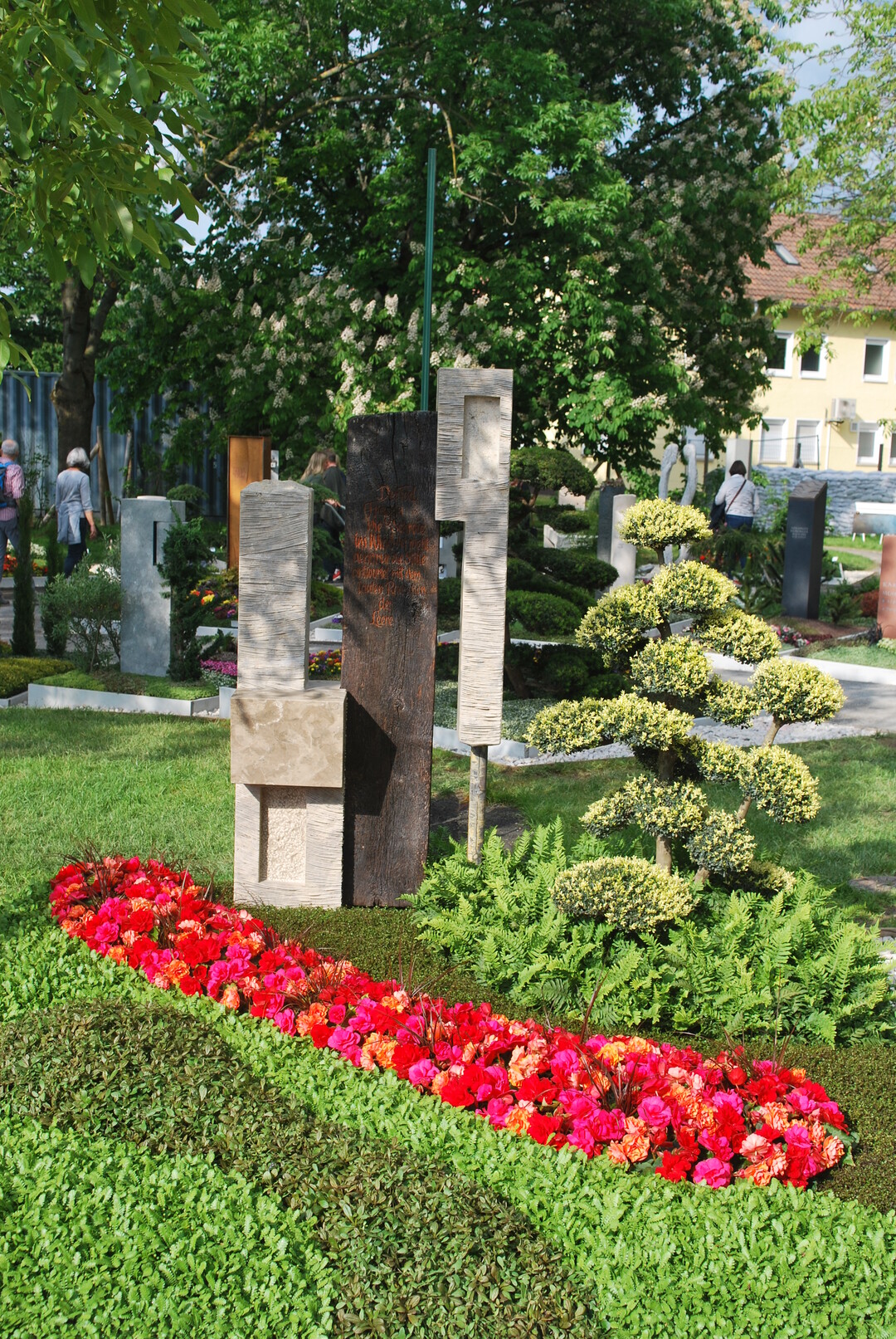 Blumen Krisam aus Solingen bekam den Ehrenpreis der Gesellschaft fr Dauergrabpflege Westfalen-Lippe fr eine farbstarke Gestaltung eines Wechselbeetes.