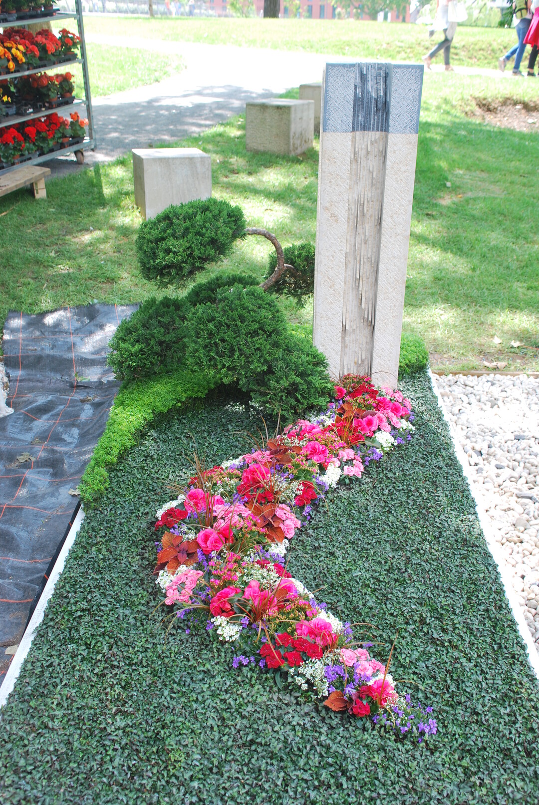 Die Grtnerei Haag aus Stuttgart erhielt fr die Gestaltung von Verena Goldberg den Ehrenpreis der Friedhof Treuhand Berlin fr erfolgreiche Nachwuchsgrtnerinnen.