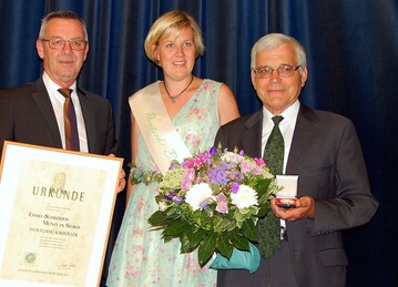Jrgen Mertz, Prsident des Zentralverbands Gartenbau und die neue Deutsche Blumenfee, Alexandra Berchtenbreiter, gratulieren Wolfgang Kawollek (re.) zu seiner Ehrung