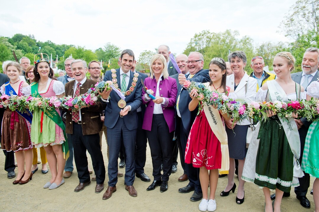 Durchschneiden des Blumenbandes am Stadtparcours Walter Scharwies, Bürgermeister a.D. – Dr. Alexander Legler, Erster Bürgermeister der Stadt Alzenau – Ulrike Scharf, bayerische Staatsministerin für Umwelt und Verbraucherschutz – Roland Albert, Vorsitzender der Gesellschaft zur Förderung der bayerischen Landesgartenschauen