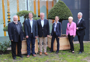  v.l.n.r. Prof. Dr. Rolf Wiese (Museumsdirektor Freilichtmuseum am Kiekeberg), Bernhard von Ehren (geschftsfhrender Gesellschafter Baumschule Lorenz von Ehren), Konrad Parloh (Geschftsfhrer Baumschule Lorenz von Ehren), Simone von Ehren, Heike Meyer (Vorsitzende des Stiftungsrates der Stiftung Freilichtmuseum am Kiekeberg), Rainer Rempe (Landrat Landkreis Harburg)
