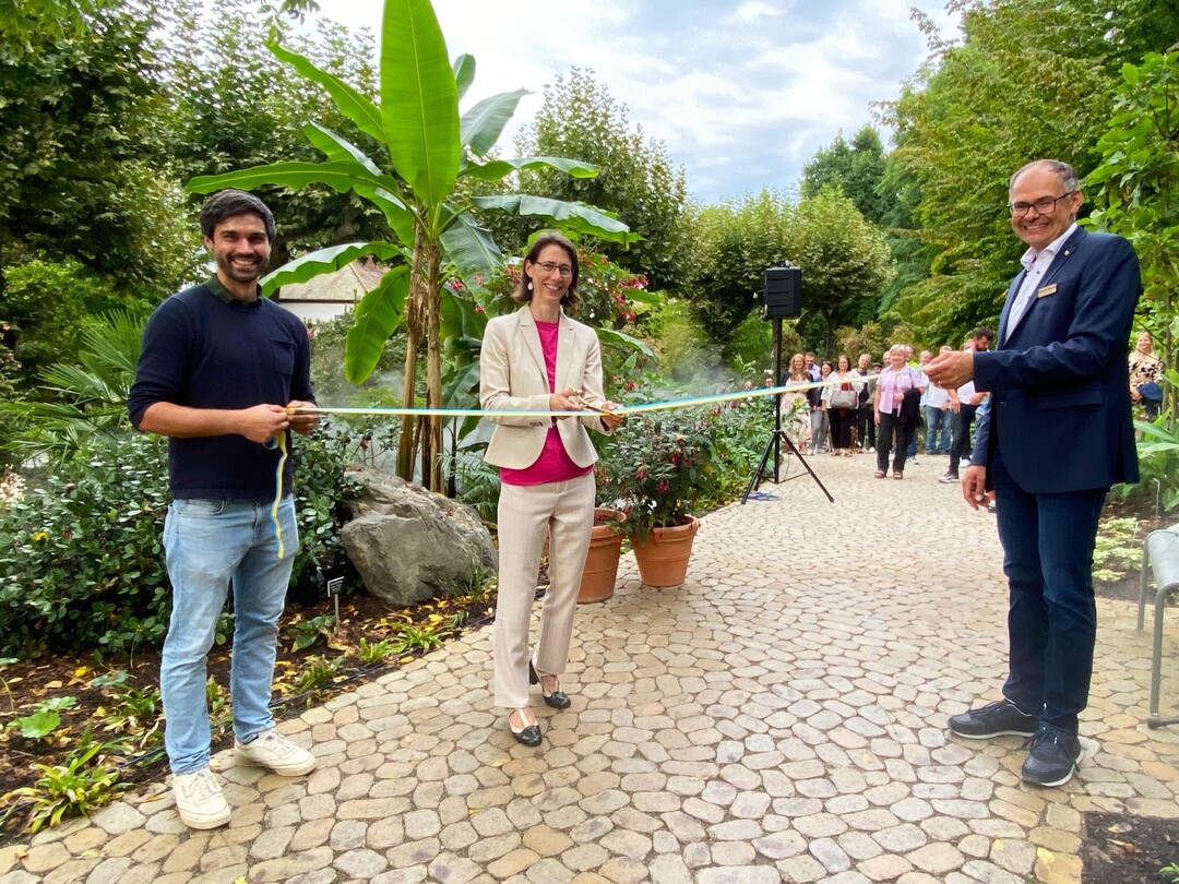 Mainau-Gartenplaner Jonathan Fergg, Mainau-Geschäftsführerin Bettina Gräfin Bernadotte und Mainau-Gartendirektor Markus Zeiler bei der Eröffnung des neuen Parkteils "Farn und Fuchsie" am 21. September 2023