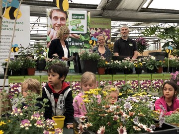 Zusammen mit dem Waldkindergarten der Geltinger Birk pflanzte die Prsidentin der Landwirtschaftskammer Ute Volquardsen (li.) gemeinsam mit der Prsidentin des Wirtschaftsverbands Gartenbau Nord (SH), Francesca Tischler-Brehmer (2.v.li.), in der Grtnerei Tischler bienenfreundliche Pflanzenkompositionen.