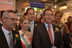 ZVG-Präsident Jürgen Mertz (v.li.) verschafft sich gemeinsam mit der Deutschen Blumenfee, Christina Aumann, dem Präsidenten des Landesverbandes Gartenbau Westfalen-Lippe und Vorsitzenden des Fachbeirates der IPM Essen, Helmut Rüskamp, und Staatssekretär Dr. Robert Kloos (BMEL), beim Eröffnungsrundgang ein Bild von der Vielfalt der Branche.
