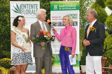 (Von links): Lisa Maurer, Deutsche Blumenfee 2011/2012, Erwin Beyer, ZDF-Moderatorin Babette Einstmann und ZVG-Prsident Herker. 