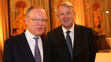 Niedersachsens Ministerprsident Stephan Weil hat den Baumschul-Unternehmer Jan-Dieter Bruns mit dem Staatspreis 2018 ausgezeichnet.
