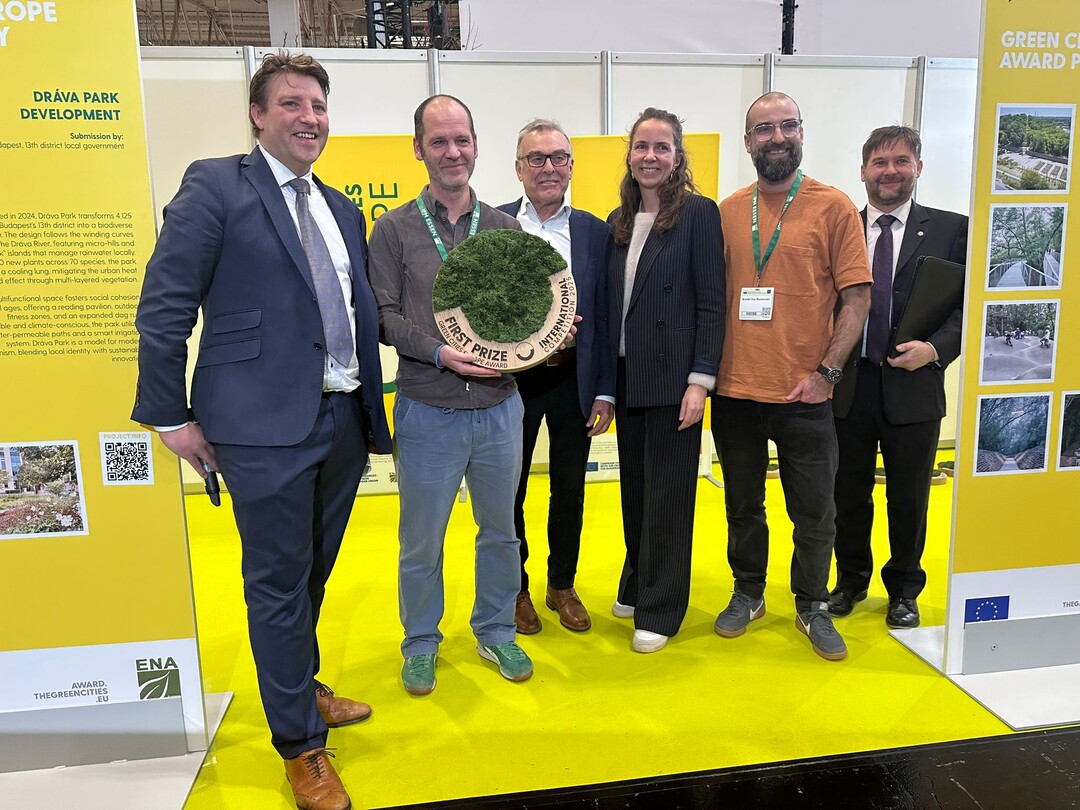 Happy faces at the Green Cities Award ceremony: Tim Van Hulle (from left), President of the European Nurserystock Association (ENA), presents the award to Jeroen Pasmans from the city of Antwerp. Also pictured are Willy De Decker, Mieke Nagels, Kristof Van Hoomissen, and Mateusz Milczynski.