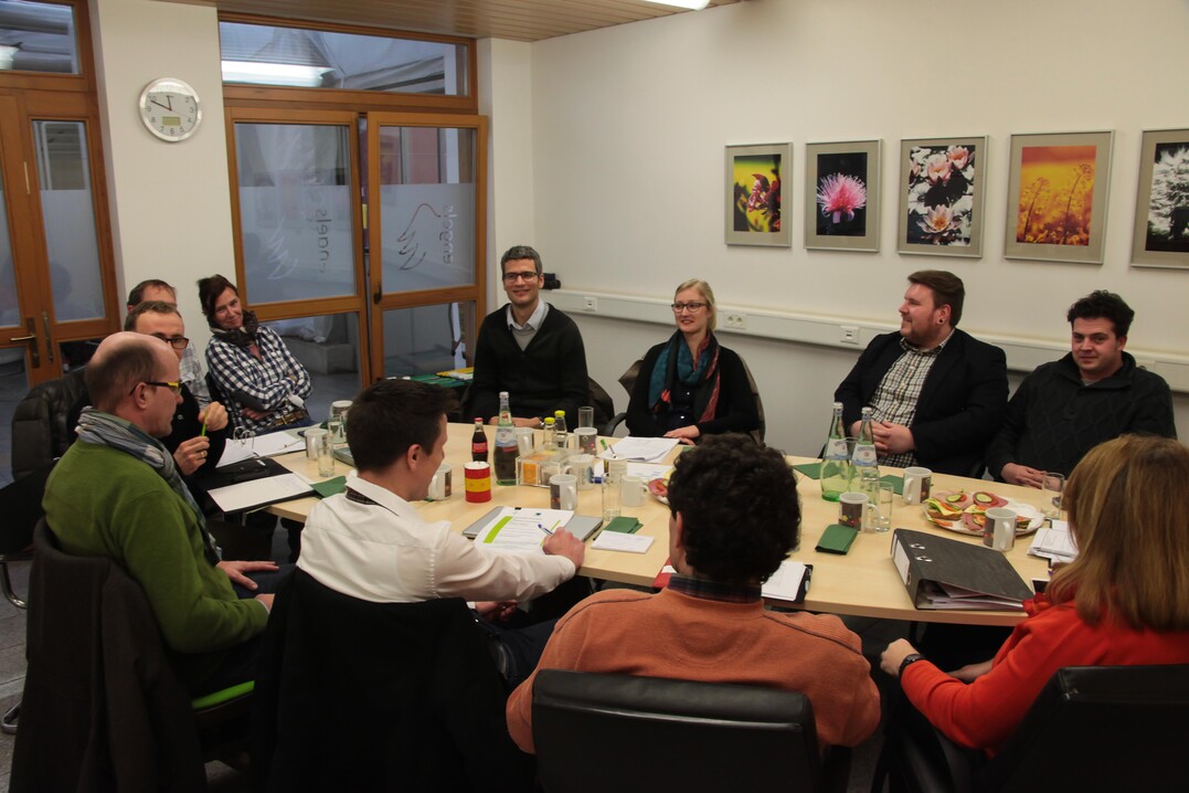 TransFair e.V. (Fairtrade Deutschland), FLOCERT und Dmmen treffen sich bei PlusPlants-Partner Josef Engels zur Detailabstimmung.