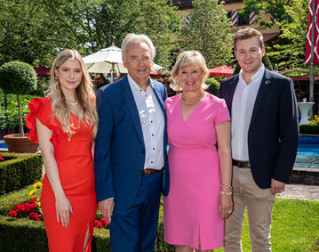 Mauritia Mack mit ihrem Ehemann Jrgen Mack, Tochter Alexia und Sohn Frederik.