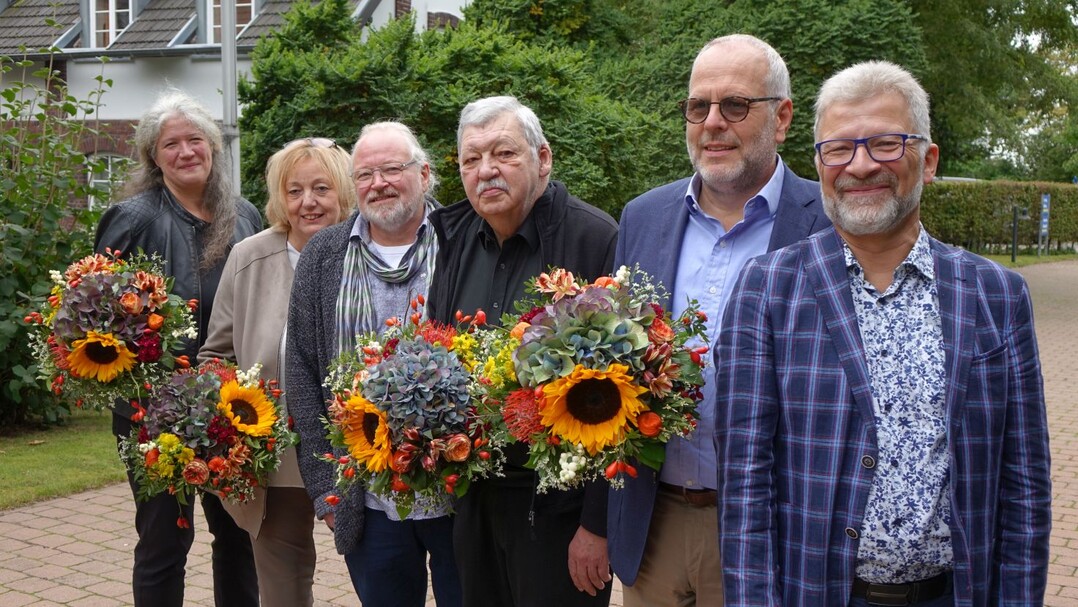 Klaus Götz (2.v.r.), Präsident des Landesverbands Baden-Württemberg, folgt Helmuth Prinz (3.v.r.), der das Amt des FDF-Präsidenten 16 Jahre innehatte.
Als Vizepräsidentin löst Kerstin Dallmann (links), Präsidentin in Sachsen-Anhalt, die langjährige Vizepräsidentin Cornelia Pommerenke (2.v.l.) ab.