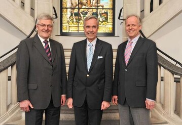 Kammerprsident Arendt Meyer zu Wehdel (Mitte) mit dem knftigen Kammerdirektor Hans-Joachim Harms (rechts) und seinem Vorgnger Jrgen Otzen.