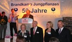 Gratulation von den Mitarbeitern der Firma: vor der Bühne (von links):
Renate und Hubert Brandkamp senior, Silvia und Hubert Brandkamp. Am Rednerpult: Jürgen von den Driesch.