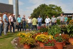 Dr. Elke Ueber, Versuchsleiterin Zierpflanzenbau der LVG Bad Zwischenahn, führte die Teilnehmer der FGJ-Sommertagung durch die Sortimentssichtung der LVG.