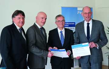 Minister Wolfgang Tiefensee (rechts) bergibt mit Staatssekretr Dr. Klaus Shl (links) an der FH Erfurt den Frderbescheid an Rektor Professor Dr.-Ing. Volker Zerbe und Projektleiter Professor Dr. Philipp Franken (Mitte). 