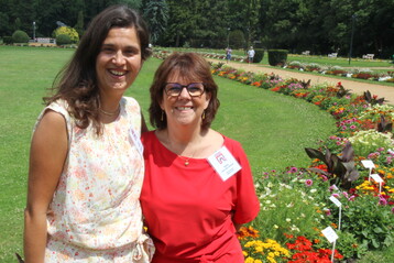 Ann Jennen (links), bei Fleuroselect verantwortlich fr Marketing und Kommunikation und Sally van der Horst, Fleuroselect-Generalsekretrin vor Millefleurbeeten auf der Margareteninsel.