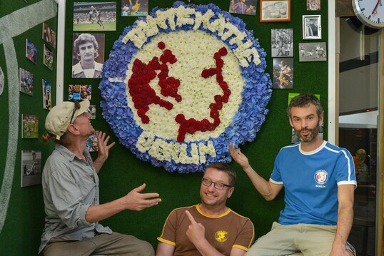I v. l.n.r. Sylvio Krger (Mauersegler), Lothar Hartl (Tante Kthe), Eric Flakenhahn (Tante Kthe) vor blumigem Rudi Vller