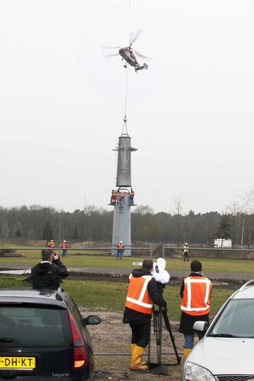 Montage der Sttzpfeiler auf dem Floriade-Gelnde per Helikopter