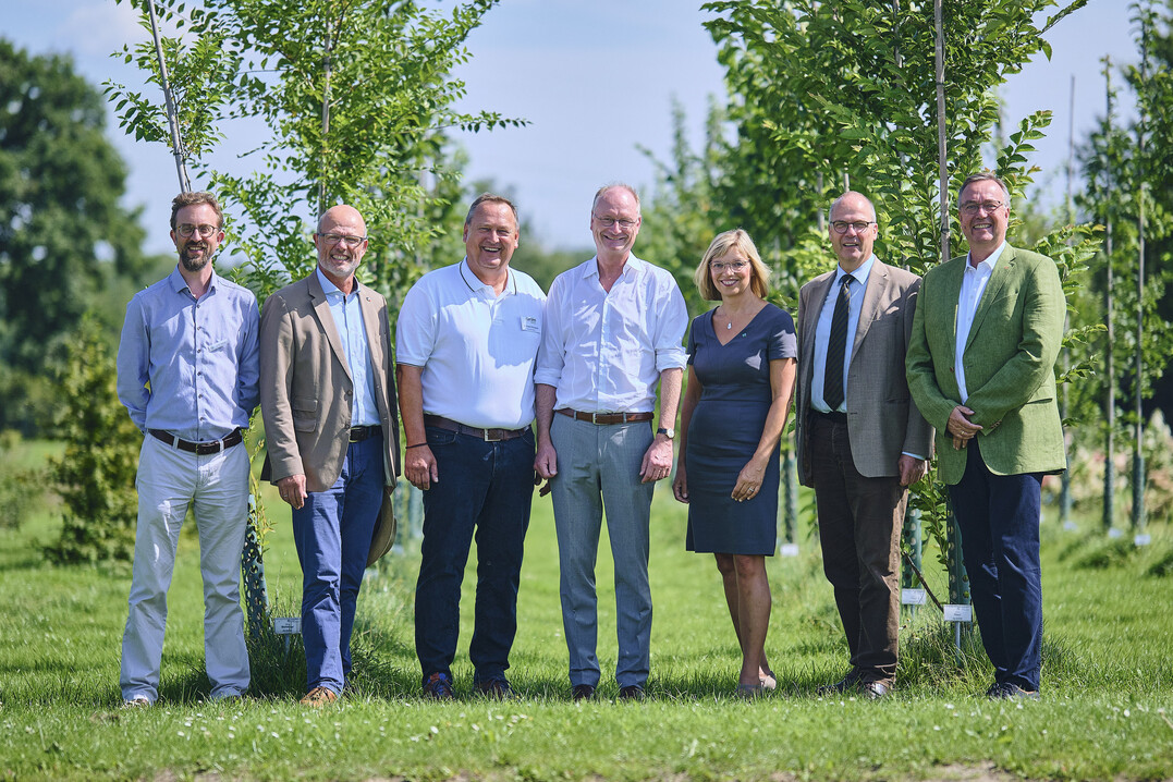 Freuten sich über die Eröffnung der Florum 2023 (v.r.n.l.) Hajo Hinrichs,
BdB-Präsident, Minister Werner Schwarz (MLLEV S-H), Ute Volquardsen
(Präsidentin LKSH), Sven Plöger, Diplom-Meteorologe, TV-Moderator &
Buchautor, Dr. Frank Schoppa (GF BdB S-H), Axel Huckfeldt (Vorstand BdB
S-H) und Jan-Peter Beese, Leiter des Gartenbauzentrum S-H.