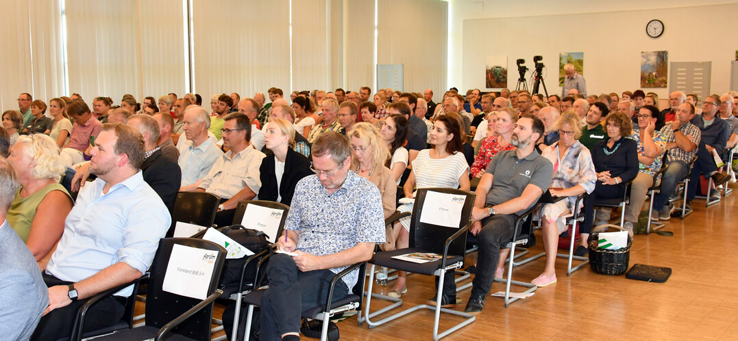 Gut gefllt war der Saal im Gartenbauzentrum Ellerhoop zur Erffnung der
Fachmesse Florum 2023. 