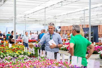 Whrend der FlowerTrials prsentieren Topf- und Beetpflanzen-Zchter ihre Neuheiten sowie kreative Konzepte und ein beeindruckend umfangreiches Pflanzensortiment .