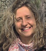 Claudia von Freyberg ist verantwortliche Redakteurin bei den Ulmer-Zeitschriften campos und FLÄCHENMANAGER (www.ulmer-galabau.de) und arbeitet bei den DEGA-Magazinen mit.