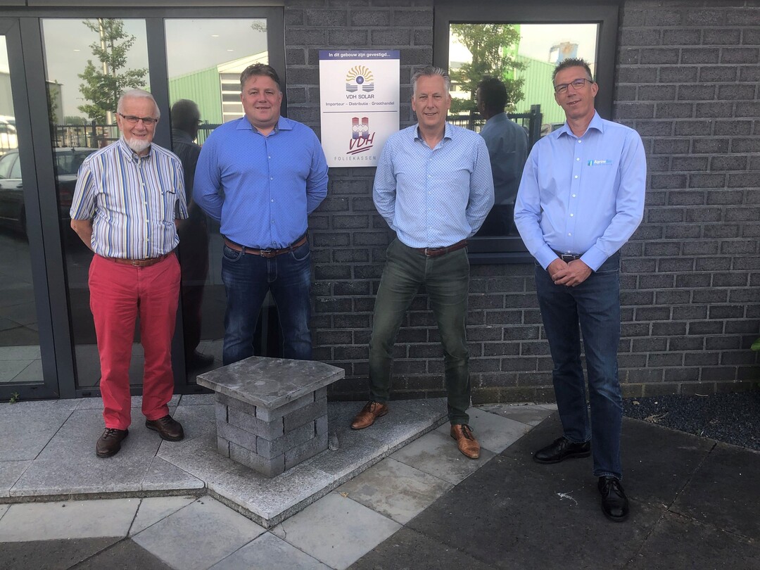 (v.l.n.r.) Cees van der Heide, Lucien van der Heide, beide von VDH Foliekassen, und Eric van der Klauw mit John Duijvestijn von AgrowSer Foliekassen.