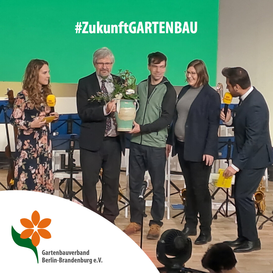 Minister Axel Vogel zeichnete auf der IGW 2023 einen Betrieb aus, der hohe Maßstäbe in der gärtnerischen Ausbildung setzt und damit den Grundstein für die Weiterentwicklung und Attraktivität der gärtnerischen Branche legt: „Der Preis für die Fontana Gartenbau GmbH ist auch ein Anreiz für andere Betriebe in Berlin und Brandenburg, um sich in der Ausbildung zu engagieren und mit Innovation und hoher Qualität für den Beruf zu werben."