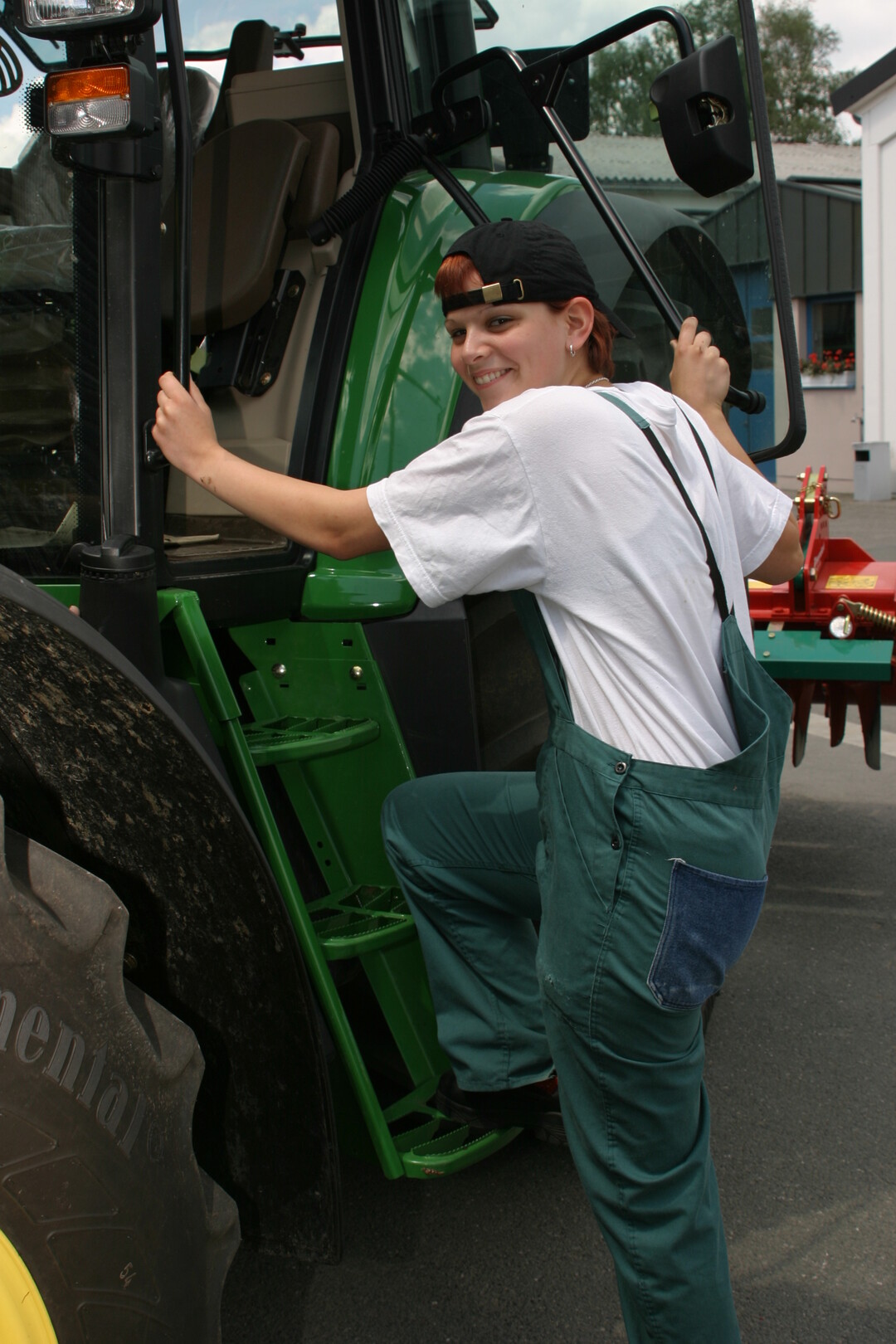 Die Fahrprfung, die zum Schlepper fahren berechtigt, kann ab 16 Jahren abgelegt werden.