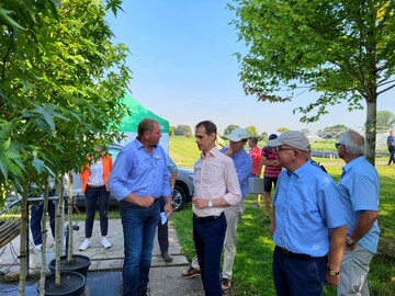 Auf einem Rundgang mit Stefan Berges, Staatssekretr im Ministerium fr Landwirtschaft und Verbraucherschutz NRW und Karl Werring, Prsident der Landwirtschaftskammer NRW stellte Christoph Dirksen auch den Klimahain mit Versuchsbumen vor.