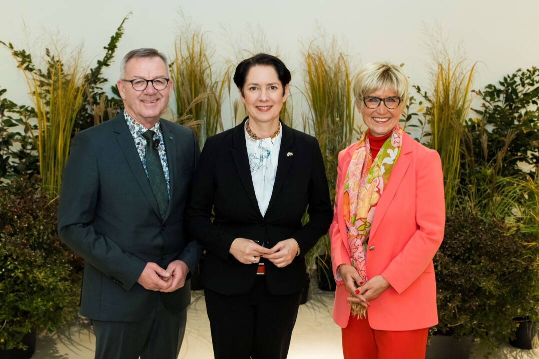 NRW-Landwirtschaftsministerin Silke Gorien (Mitte) mit Jrgen Mertz, Prsident Zentralverband Gartenbau (ZVG) und Eva Khler-Theuerkauf
