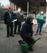 Marlis Machmüller beim Anheben einer Last aus dem Ausfallschritt heraus zur beidseitigen Lastenverteilung
